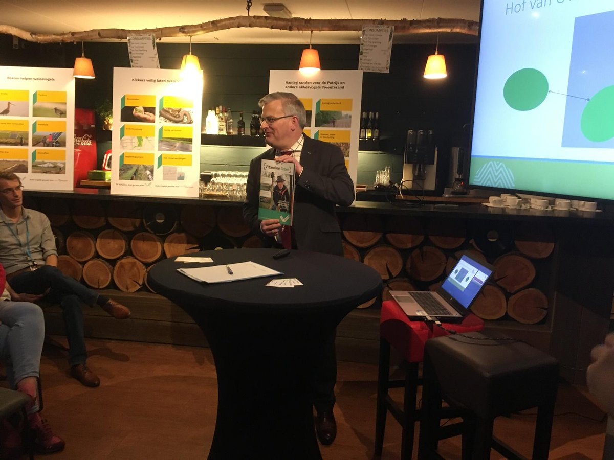 Veel enthousiasme tijdens workshop 'Hof van Overijssel' op het BiodiFestival #Holten om dementievriendelijke groen-blauwe oases in Overijssel te realiseren. De workshop was georganiseerd door NFH en <a href="/wijzijnzet/">Zet</a> Gedeputeerde <a href="/GertHarmtB/">Gert Harm ten Bolscher</a> presenteerde het magazine Vitamine Groen