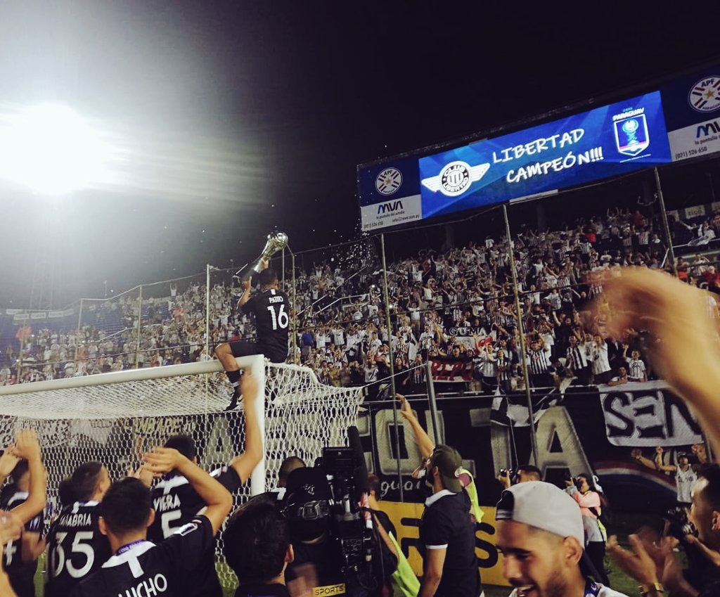 ElRepollero1905's tweet photo. Esta es la foto con la que queríamos amanecer! Buenos días repolleros! Pato Aquino y una copa más para #Libertad! https://t.co/cWzvGUV3bS