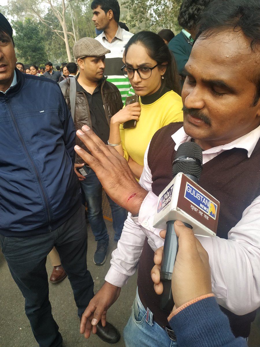 manav_du's tweet image. Police is using force against Delhi University Professors. Black day in history of India.
Complete shutdown in Delhi University
@priyankac19 @ravishndtv @fayedsouza @PMOIndia @msisodia @MVenkaiahNaidu @DrRPNishank @aajtak @ndtv @ZeeNews @ANI