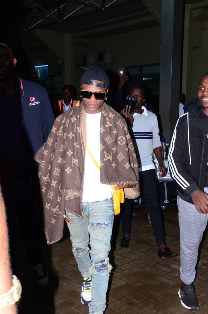 goolconnect's tweet photo. Today Kololo airstrip will be on fire as @wizkidayo entertain relievers at his anticipated musical in Kampala. @wizkidayo arrived last night in Uganda.@pepsi @balam_bob @XfmUG @ShifahMusisi #saveyourtime #goolconnect https://t.co/GE0keN3WGK