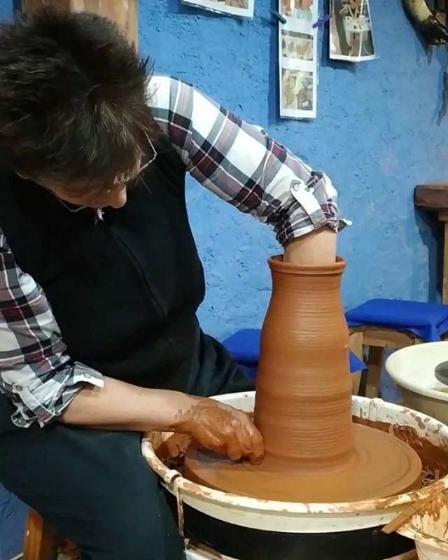 La magia de Blanka, alma del Museo de Cerámica vasca de Ollerías. Verla trabajar te deja mudo. Visitas gratuitas y muy recomendables. Los niños son bien recibidos.

#planeta_Araba #blanka #ceramica #ollerias #bizigorbeia <a href="/igersbilbao/">Igers Bilbao</a> @gorbeia_euskadi #eu… ift.tt/2YnBgp9