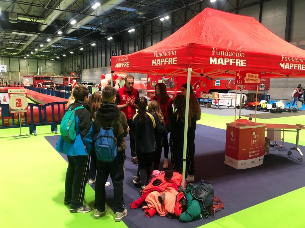 aplusmk's tweet photo. Desde hoy y hasta el próximo día 9, estamos presentes en @JuvenaliaIFEMA.
Si estás por aquí, acércate al stand de #SOSRespira y aprende cómo actuar en una situación de atragantamiento.
We 🆘 #Gastromarketing https://t.co/A9NKYSqsm4