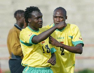 Soca263's tweet photo. TODAY IT IS WARRIORS🇿🇼 LEGEND CEPHAS CHIMEDZA'S 35TH BIRTHDAY 👑🎉🎈🍾🥂🎂
°Please Help Us In Wishing The Former #Dynamos🇿🇼 #CapsUtd🇿🇼 #GerminalBeerscho🇧🇪 #SintTruidense🇧🇪 Defensive Midfielder A Great Day🎉🎈🇿🇼👌🏾 https://t.co/0dLDDpsDJM