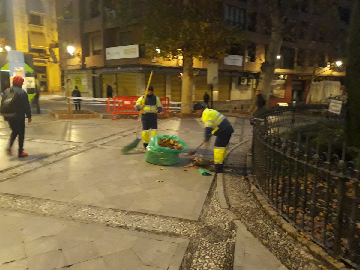 De noche o de día, ahí está siempre el equipo #Inagra Ayuntamiento de Granada. En esta ocasión, limpieza con barredora y sopla hojas en Plaza Mariana Pineda. 🍂🧹🌃

#GranadaLimpia #GranadaBonita