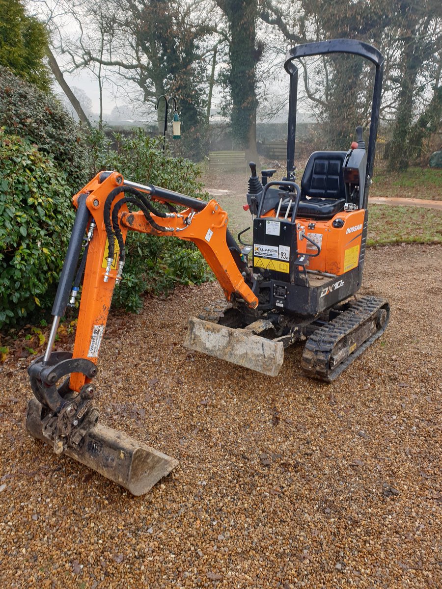 1st service on this little doosan DX10z for Redstone landscaping done this morning.
For all your servicing needs give us a call at DC plant.
#doosan #onsiteservice #fitter #service #exavator #fitter