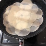 手抜きなはずがこれはこれであり？!包まずに焼いた餃子が美味しそう!
