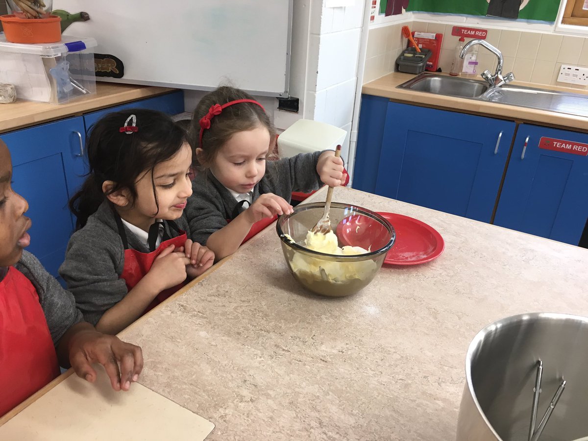 YMS_Reception's tweet image. Reindeer cupcake anyone? #workingtogether #eyfs @ABCDoes @psbacc