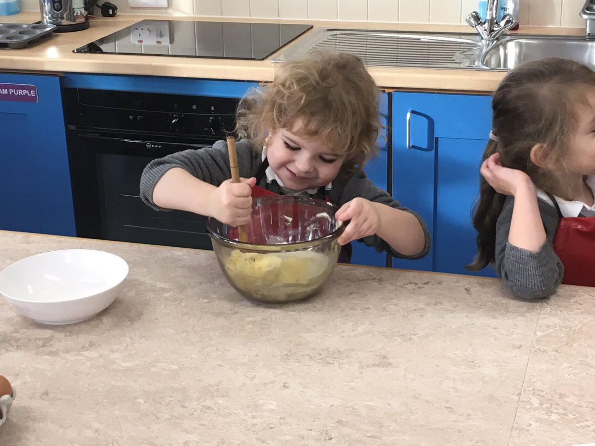 YMS_Reception's tweet image. Reindeer cupcake anyone? #workingtogether #eyfs @ABCDoes @psbacc