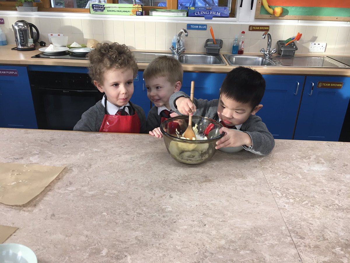 YMS_Reception's tweet image. Reindeer cupcake anyone? #workingtogether #eyfs @ABCDoes @psbacc