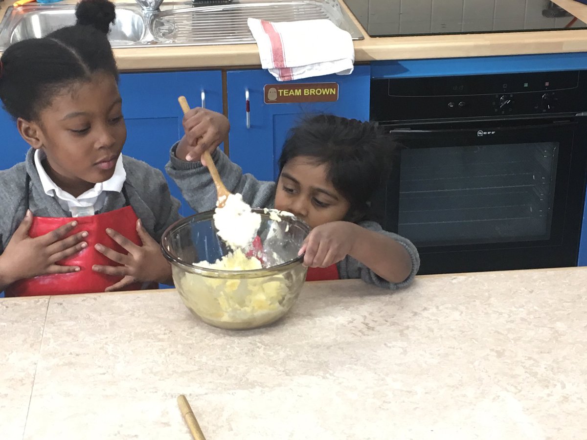 YMS_Reception's tweet image. Reindeer cupcake anyone? #workingtogether #eyfs @ABCDoes @psbacc