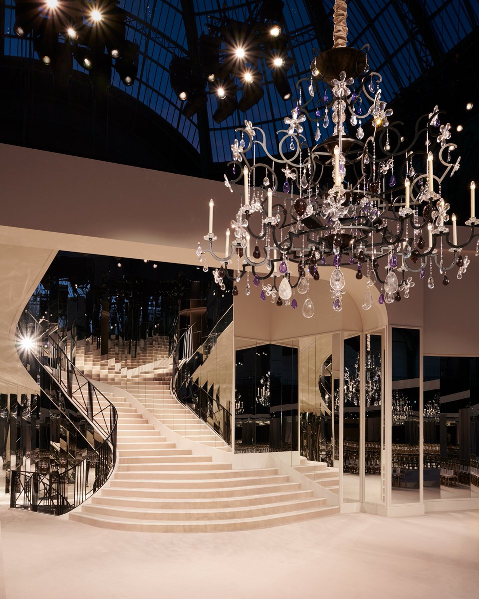 VogueFrance's tweet image. En images, découvrez l'incroyable décor du défilé Chanel Métiers d'art, reproduction exacte de l'appartement de Mademoiselle Chanel dont on aperçoit ici le mythique escalier 
--&amp;gt; bit.ly/2OTlijz
© Olivier Saillant