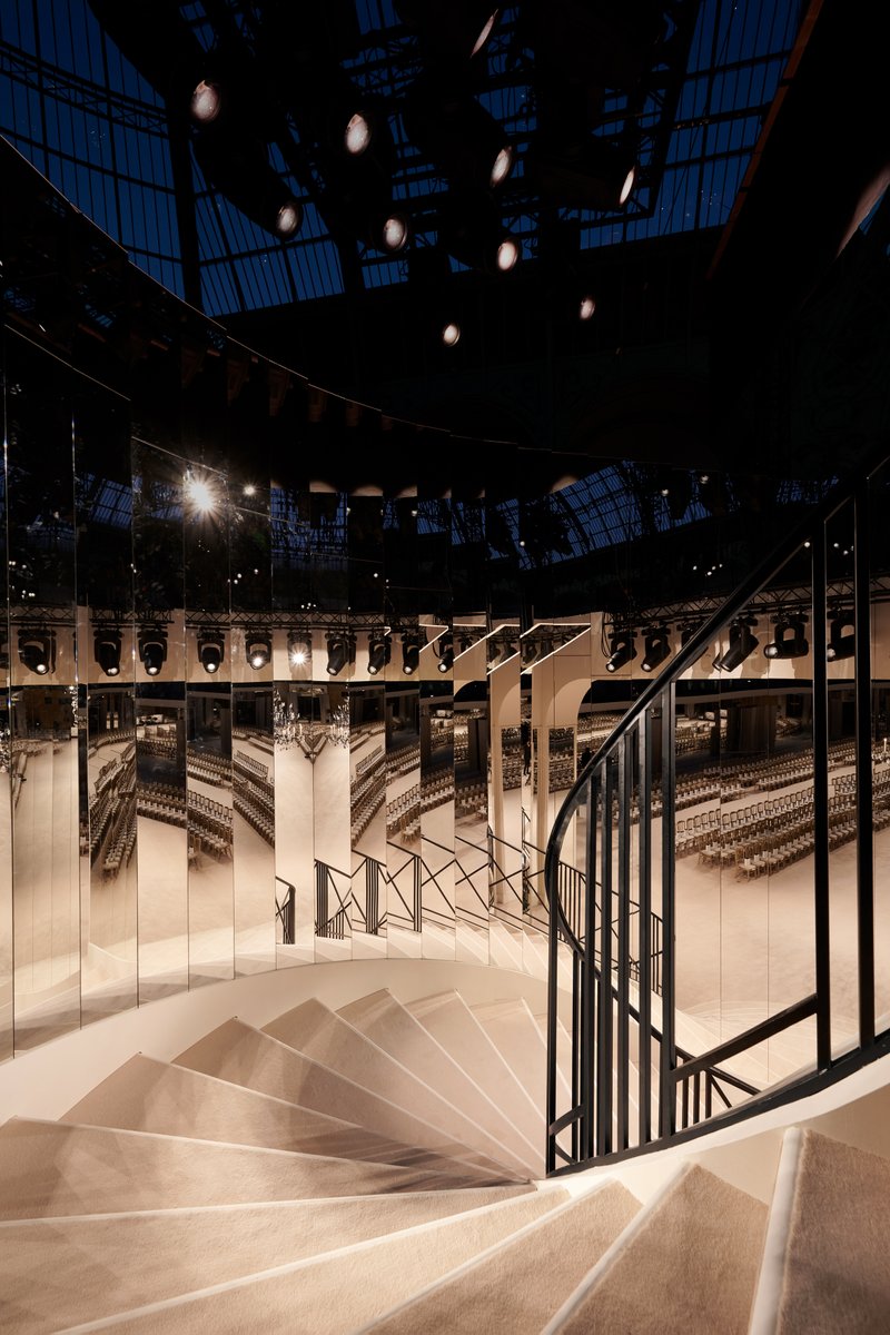VogueFrance's tweet image. En images, découvrez l'incroyable décor du défilé Chanel Métiers d'art, reproduction exacte de l'appartement de Mademoiselle Chanel dont on aperçoit ici le mythique escalier 
--&amp;gt; bit.ly/2OTlijz
© Olivier Saillant