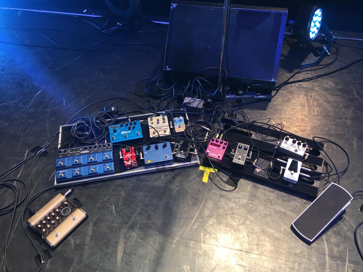 Providence_JPN's tweet photo. 原始神母〜PINK FLOYD TRIPS〜のベーシスト兼ギタリスト兼トランペット兼ボーカルの扇田裕太郎の足元もまたProvidenceが活躍しております。STV-1JBミュートは相当にお気に入りです。#扇田裕太郎 #原始神母 #PINKFLOYDTRIPS #ピンクフロイド #バンド #ロック #プログレ #Providence #STV1JB #B202 #Z102 https://t.co/dzqG3JzzgC