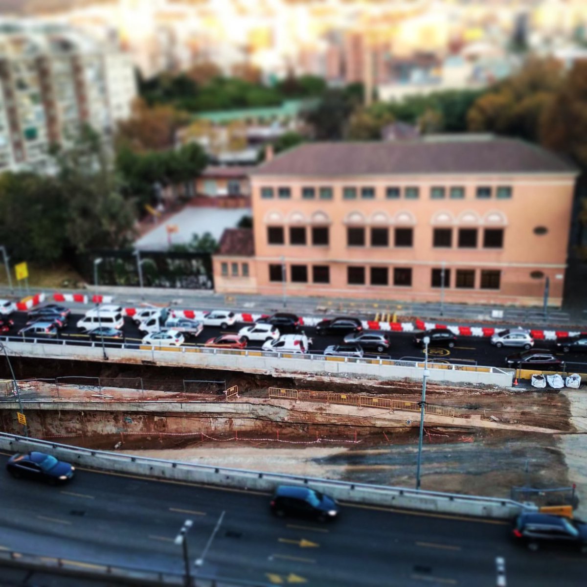 Seguimiento obras #tunel de #lesglories! Hay que tomar más medidas para proteger todas las #escuelas de la #contaminación! 😷🌳🚗🚸cc <a href="/bcn_ajuntament/">Ajuntament de Barcelona</a> <a href="/mediambientcat/">Medi Natural.Gencat</a> <a href="/BCN_Ecologia/">BCN_Ecologia</a> <a href="/BCN_Mobilitat/">Barcelona Mobilitat</a> <a href="/mitecogob/">Transición Ecológica y Reto Demográfico</a> <a href="/janetsanz/">Janet Sanz 🍉</a> <a href="/Teresaribera/">Teresa Ribera</a> <a href="/damiacalvet/">Damià Calvet i Valera</a> #menoshumos #camiescolarsaludable
