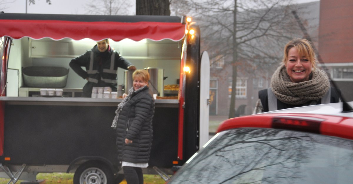 Vanochtend stonden onze collega's vroeg klaar met lekkers! Met #Sinterklaasavond voor de deur een leuk begin van de dag, maar onze toppers stonden er ook met een doel. De #foodtruck is namelijk nieuw op ons park en werd met trots gepresenteerd! #evenement #bouwinfrapark