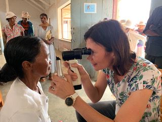 GrandVisionFr's tweet photo. Nous soutenons David, franchisé #GeneraledOptique, parti en #mission 1 semaine à Madagascar avec l'association Ezco.
Il a emporté 1 000 verres fournis par @GrandVisionFr, ainsi qu'environ 300 #montures qu'il a lui-même récupérées & réparées.Bravo David pour cet #engagement ! https://t.co/rqcbwXojDQ