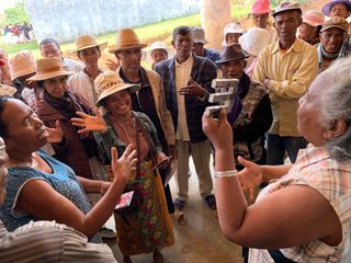 GrandVisionFr's tweet photo. Nous soutenons David, franchisé #GeneraledOptique, parti en #mission 1 semaine à Madagascar avec l'association Ezco.
Il a emporté 1 000 verres fournis par @GrandVisionFr, ainsi qu'environ 300 #montures qu'il a lui-même récupérées & réparées.Bravo David pour cet #engagement ! https://t.co/rqcbwXojDQ