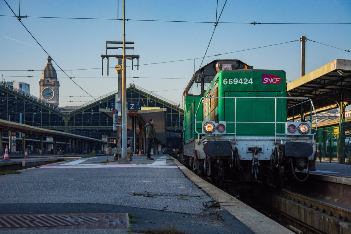 umbertoVT2's tweet photo. Hier c'était tournée de mesure entre Melun Corbeil et la Gare de Lyon avec la BB69424 et le wagon SIM 11avant la grève.
Le voici à la Gare de Lyon avec en arrière plan la fameuse tour de l'horloge.
#bb69400 #wagonsim @LIGNER_SNCF https://t.co/9x2hvgFdv9