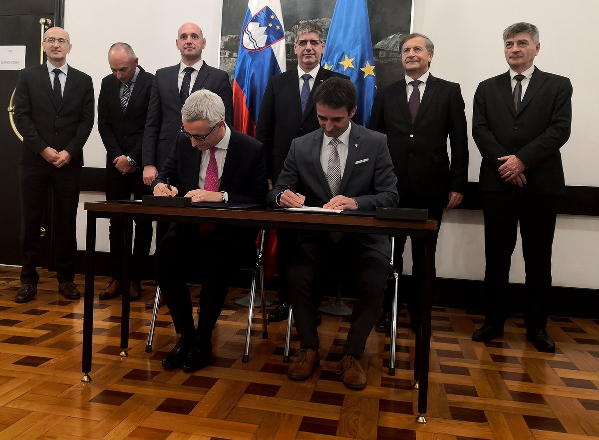 Podpis pogodbe med Smučarsko zvezo Slovenije in ministrstvi pri izvedbi svetovnih prvenstev v smučarskih športih v letih 2020, 2021 in 2023. #MIZŠ - nosilec sodelovanja 👍