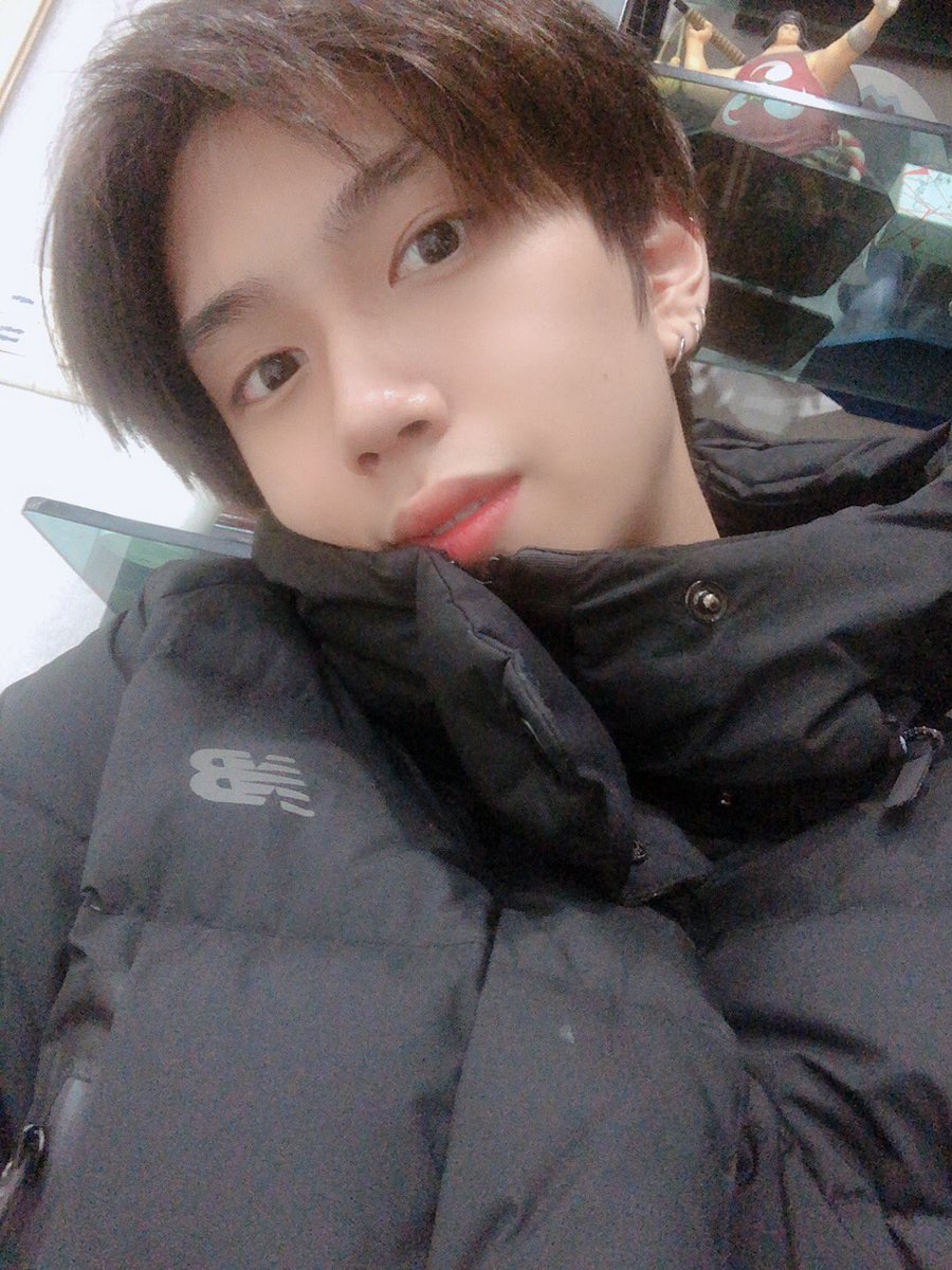 TRCNG_official's tweet photo. #TRCNG #호현 날씨가 놈나리 춥넴욤 🥶 https://t.co/63hWzCrZSV