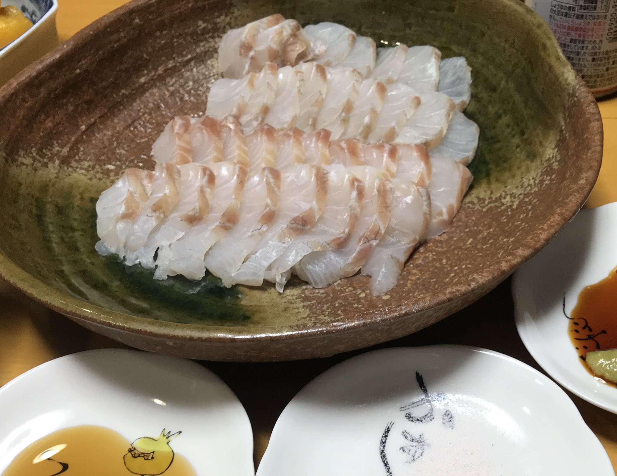 H Hirose 今夜は5日熟成スズキの刺身 2日目に塩〆にしたからか 身がしっかりして旨味も出て もっちり むっちり してまいうー ワサビ醤油 ヒマラヤピンク岩塩 ポン酢で食べ比べ 岩塩が1位かなぁ 熟成魚 スズキの刺身 T Co 1ihqdoxjqw