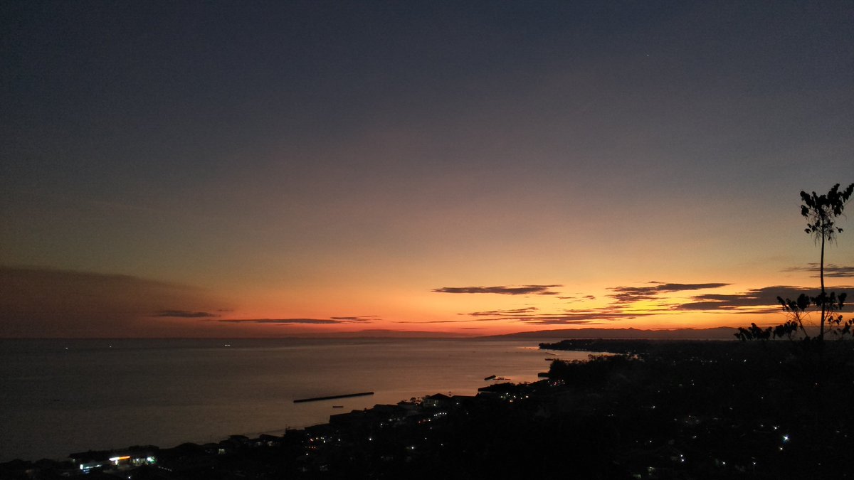 milaneziiia92's tweet photo. Mau foto pake #HapenyaSultan avadaya cuma golongan kaum missqueen ๐ #sunsetkaimana #senjakaimana #iasunset https://t.co/bVzwlqSDRm