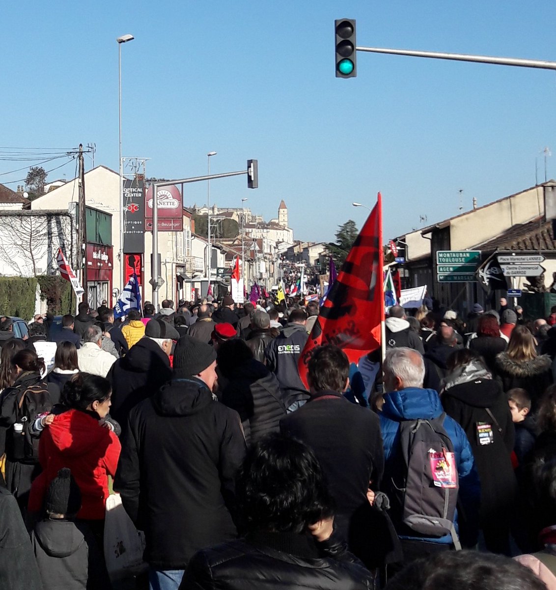 AlainBurnichon's tweet photo. Énorme mobilisation à @villedauch 3000 personnes dans la rue. #grevedu5decembre. Manifestation contre les réformes imposées par notre #gouvernement https://t.co/Ge9NSpJxiy