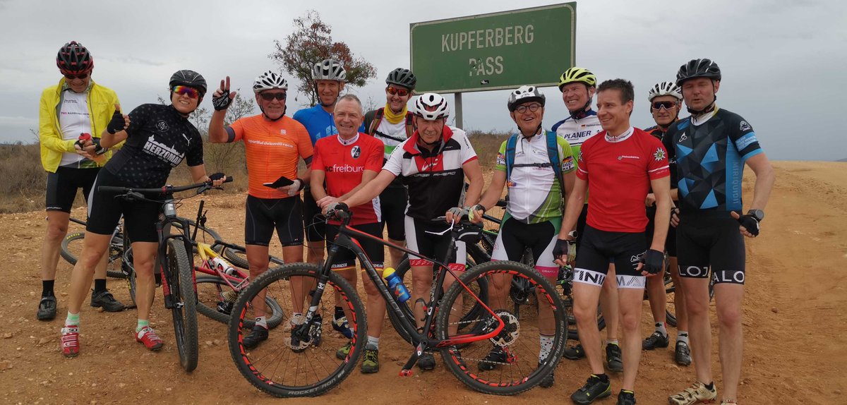HubertSchwarz's tweet photo. Viele Grüße aus #Namibia ! 🇳🇦 Noch knapp 24 Stunden bis zum Startschuss des #desertdash 2019🚲💪

Folgt uns auch auf Instagram um keine Neuigkeiten mehr zu verpassen: https://t.co/fJPEu2o8DS https://t.co/EQTNB69SUK