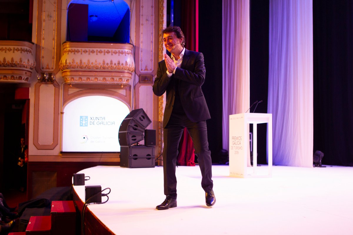 PremiosGalicia's tweet photo. 🤩 @veigajavier foi sen dúbida un dos protagonistas da noite! Non so podemos presumir de ter en #Galicia un turismo de calidade senon tamén de contar cun actor e cómico da súa talla!! Só fai falla reparar nos sorrisos do público para darse conta do ben que o pasamos con él 😃👇 https://t.co/cKZbM8Kcbm