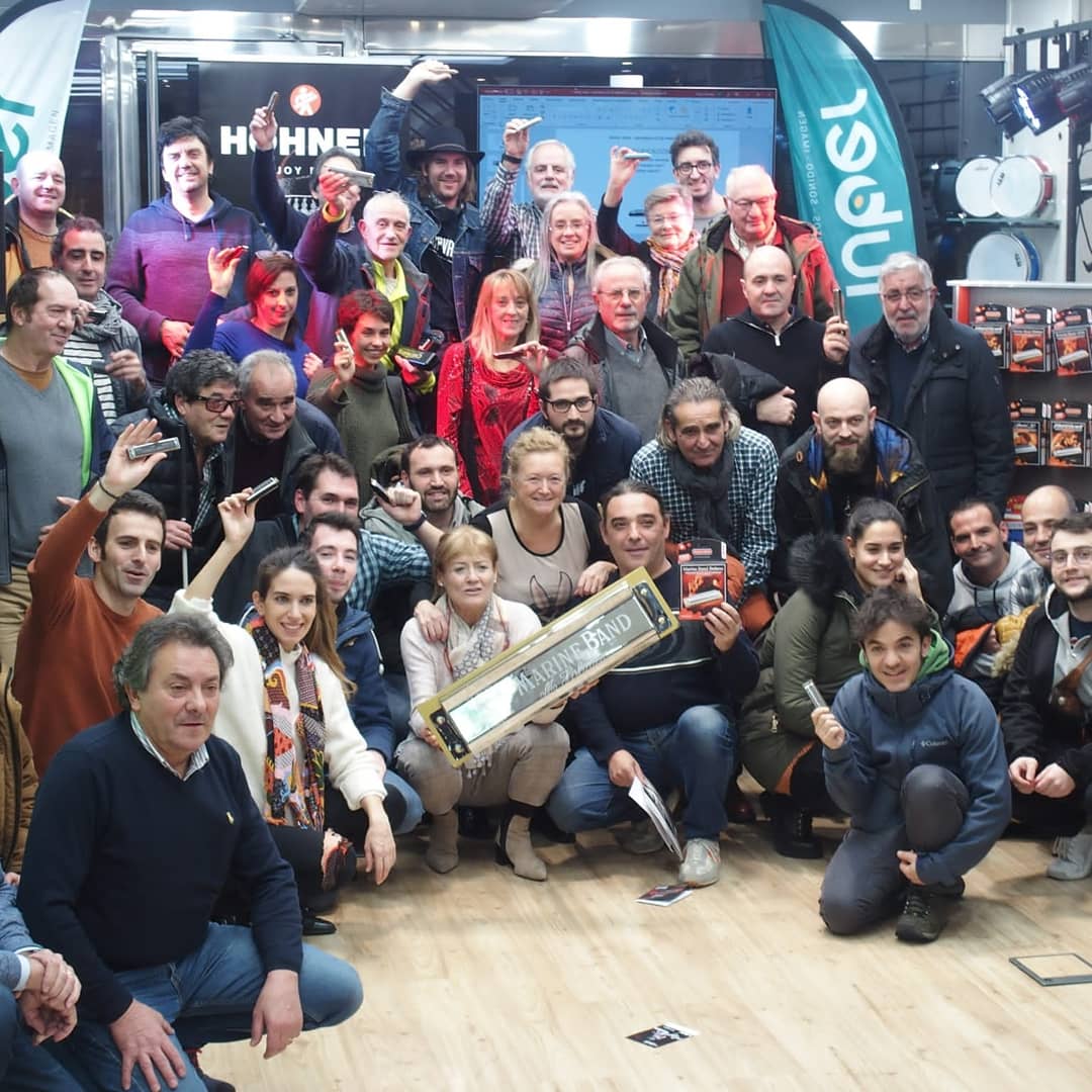 harpvard's tweet photo. Hace una semana en #musicalluber dimos una #MASTERCLASS de #armonica. Más de 60 sopladorxs! https://t.co/BD7iFljGxv