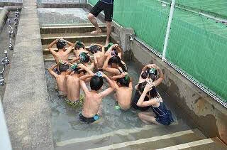 え、そうなの？最近の小学校のプールでは消毒槽に入らないらしい…