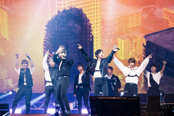 StrayKids_Spain's tweet photo. 📷 [FOTO - 05122019]

Imágenes de prensa de @Stray_Kids en el Stray Kids Japan Showcase 2019 "Hi-STAY" en Japón el pasado 3 de diciembre.

🔗 https://t.co/NqxmtzMO6d

#StrayKids #스트레이키즈 #スキズ #SKZ_JapanShowcase2019 #Hi_STAY #YouMakeStrayKidsStay #StrayKidsComeback https://t.co/BBXf8SelZK