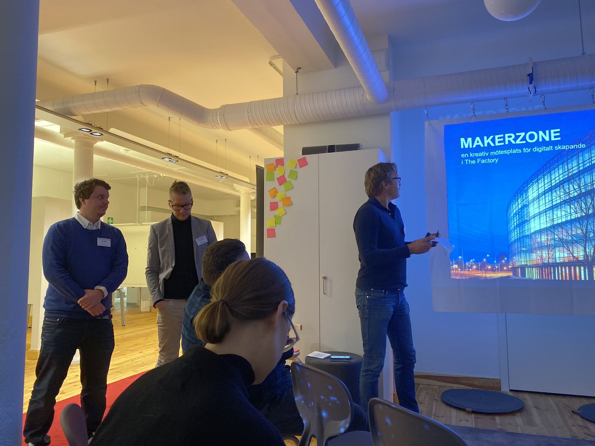 Workshops och föreläsningar som ger inspiration till #makerspace #makerzone av olika slag. Här från <a href="/LindskogPetter/">Petter Lindskog</a> <a href="/LarsGlimbert/">Lars Glimbert</a> <a href="/JIQQY/">Jimmy</a> #solskol <a href="/HandsOnSciences/">Hands-On Science AB</a>