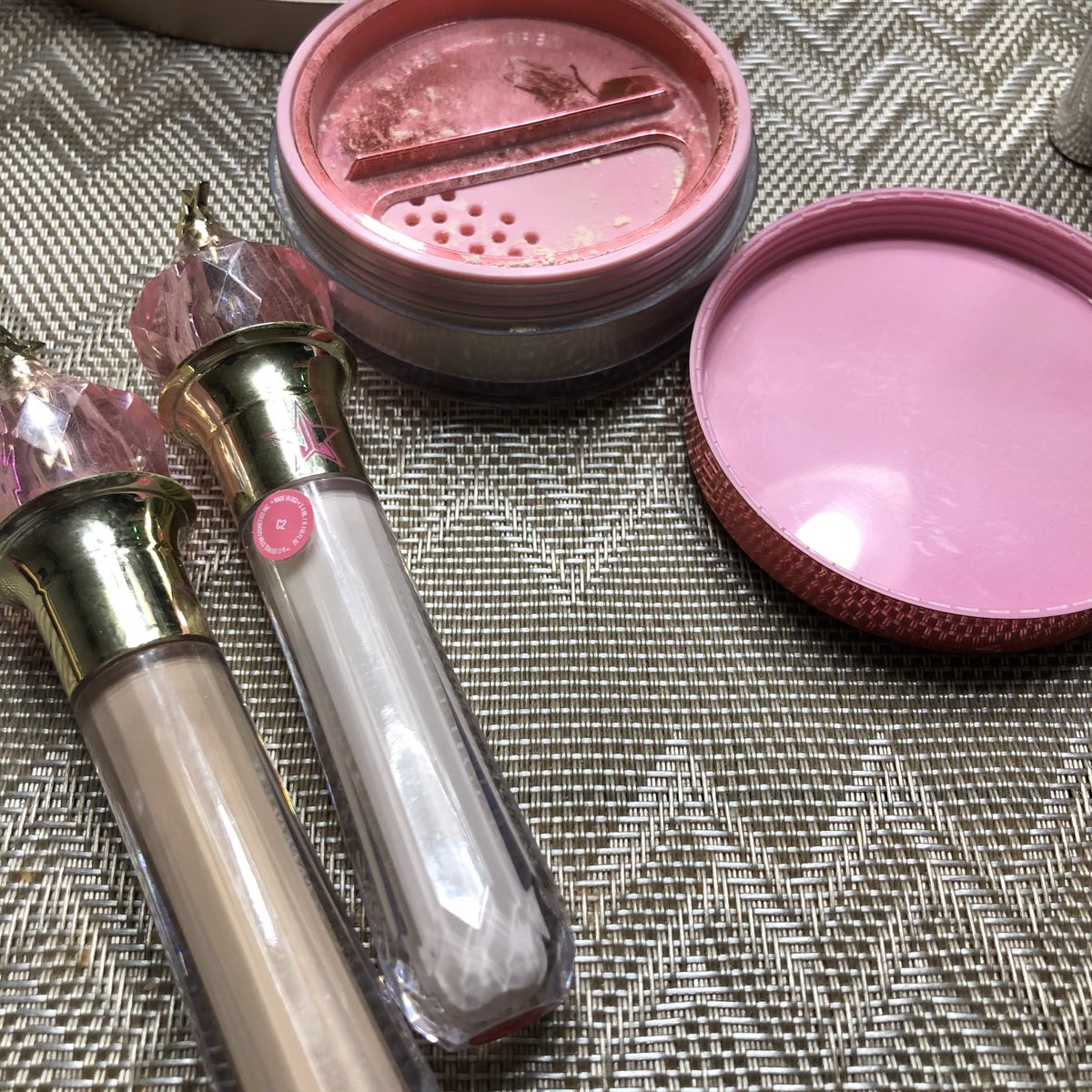 gypsydoodlebug's tweet image. Huge fight with my mother last night. Thanks, @JeffreeStar &amp;amp; @jeffreestarcosmetics for helping my splotchy red face this morning. #magicstarconcealer #finishingpowder #Iwasright