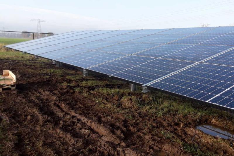 “De bouw gaat zeer voorspoedig. Ondanks de regen en kou werkt het team van <a href="/tentensolar/">Tenten Solar</a> hard door. Nog voor de kerst zullen alle 6342 panelen geïnstalleerd zijn!" Aldus collega Janine over de bouw van #Zonnepark #Entersestraat in <a href="/gemhofvantwente/">Gemeente Hof van Twente</a> -> im.nu/7w3JDd/