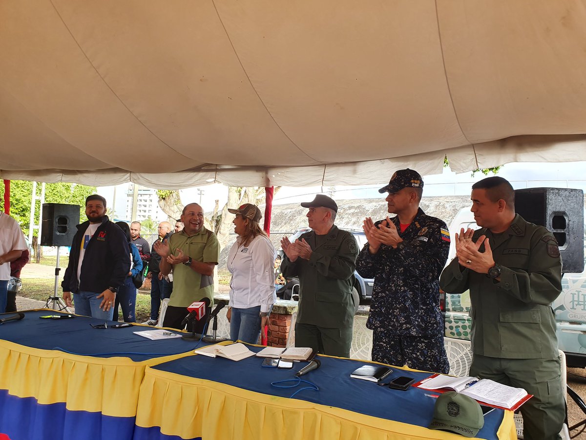 yelitzePSUV_'s tweet photo. #05Dic | Inicia nuestro acostumbrado programa #ConversandoConYelitza #261 desde el Polideportivo de #Maturin #Monagas 
@NicolasMaduro 
@dcabellor https://t.co/o6mjbXxnRK