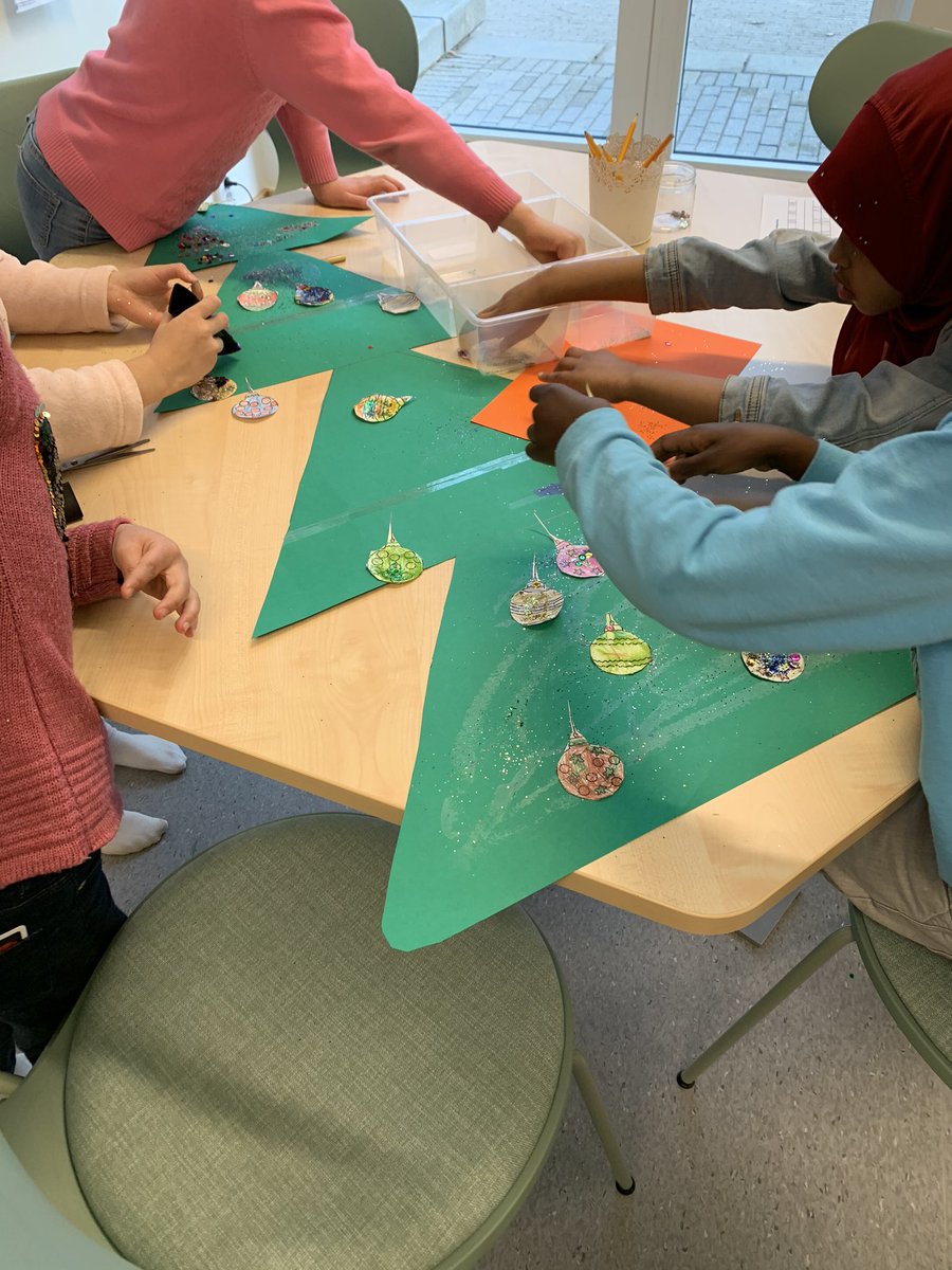 KhemiriNathalie's tweet photo. I f-klass röd har vi gjort en egen julgran. Barnen har målat julgranskulor och pyntat den.  En massa glitter över allt men barnen hade roligt. @stenkulaskolan https://t.co/2Xg2hIfMRf