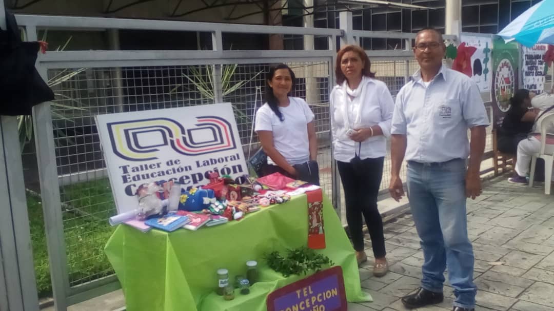 rosabecerra3's tweet photo. Un éxito el convite hallaquero en el municipio los Salias, #Miranda con participación de planteles Nacionales, Estadales y de administración privada con sus muestras productivas pedagógica y culturales y el apoyo de la comunidad @psuvaristobulo @HectoRodriguez @MirandaGob https://t.co/1TPocChLU3