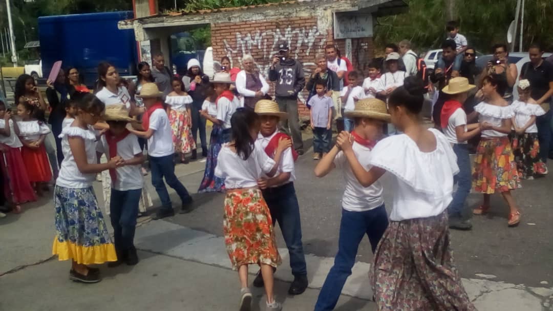 rosabecerra3's tweet photo. Un éxito el convite hallaquero en el municipio los Salias, #Miranda con participación de planteles Nacionales, Estadales y de administración privada con sus muestras productivas pedagógica y culturales y el apoyo de la comunidad @psuvaristobulo @HectoRodriguez @MirandaGob https://t.co/1TPocChLU3