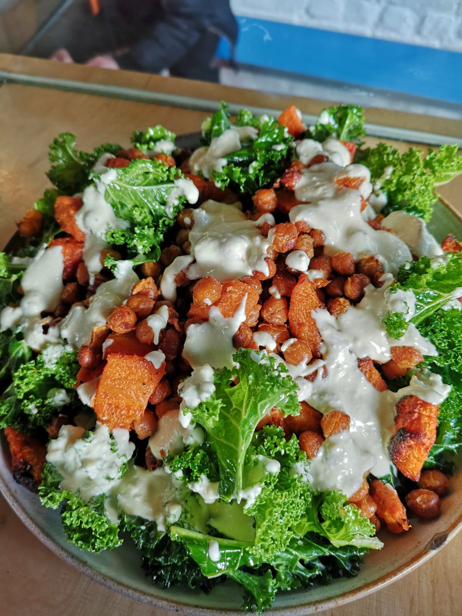 TheCommonE2's tweet image. Come fill your tum-tum with some yum-yum. Vegan, vegetarian and meat options available! 
-Parmigiana
-Spinach and lemon - 5 beans salad
-Roasted harissa carrot and chickpea salad w/ Kale and feta dressing