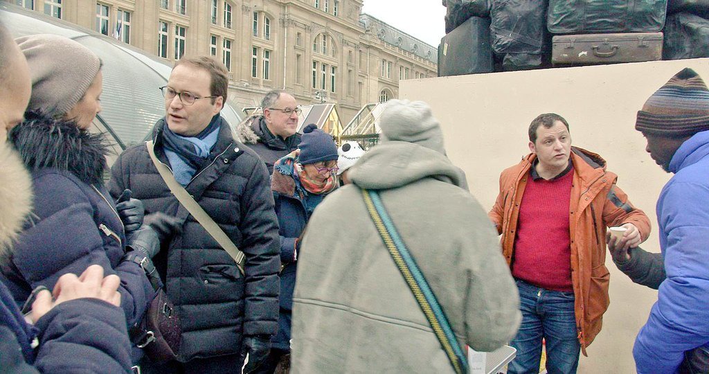 SophieSegond's tweet photo. St Lazare ce matin : un froid polaire mais grands sourires des marcheurs avec notre député @SylvainMaillard, pour offrir aux (grands) parisiens boissons chaudes et aide au guidage durant cette journée galère. La solidarité n'a pas de frontière dans le Grand Paris🤝 #ParisEnsemble https://t.co/NzF7l4GG5C