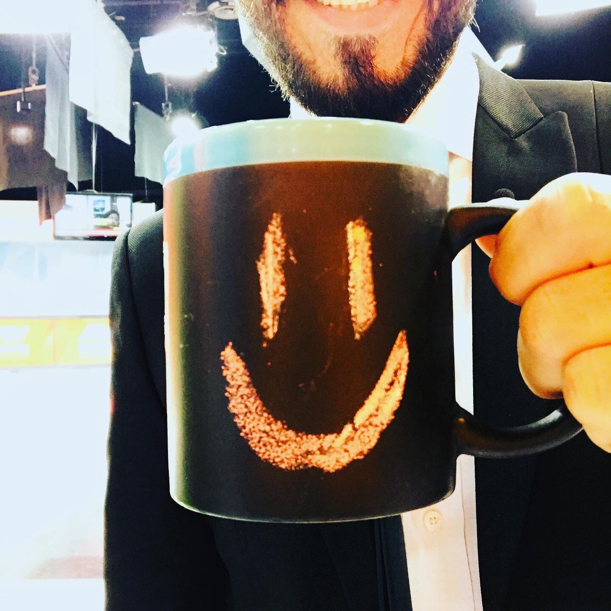 fabril72's tweet photo. HOLA! Pon lo mejor de ti, ofrece una sonrisa y haz de este #JuevesdePoder un gran día. Los esperamos de L-V con @cfmuschi en #atvnoticiasnacional @atv.pe #tazas ☕️ a la vena 💉 https://t.co/ox6zztNpB0