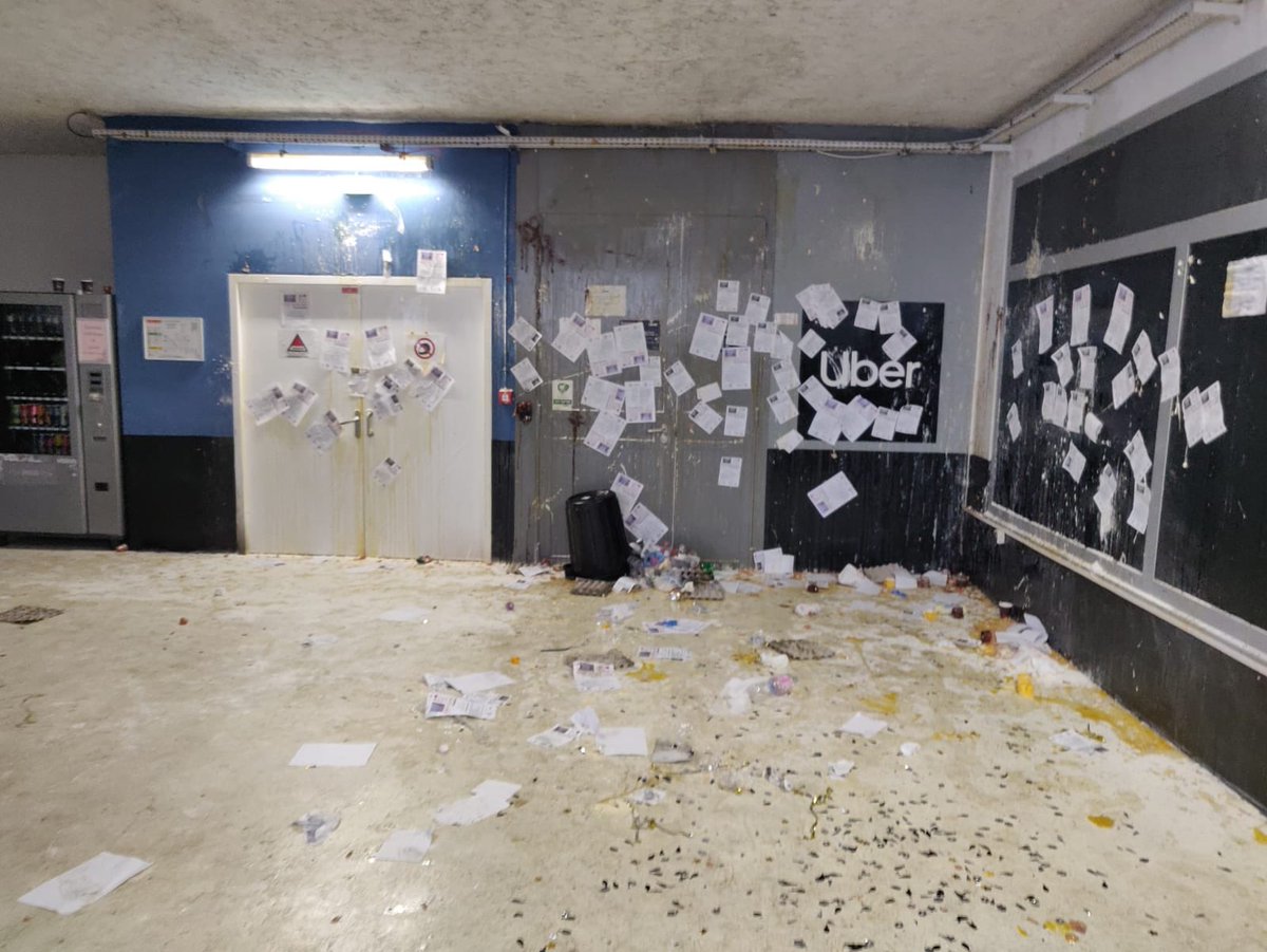 Yaseenaslam381's tweet image. Last night uber drivers in Paris been really busy decorating the outside of Uber’s office with eggs. I wonder what stars 🌟 rating Uber’s staff would have given to the surprise when they walked in today? #uberProtest #gigeconomy @United_PHD @_drivers_united @NYTWA