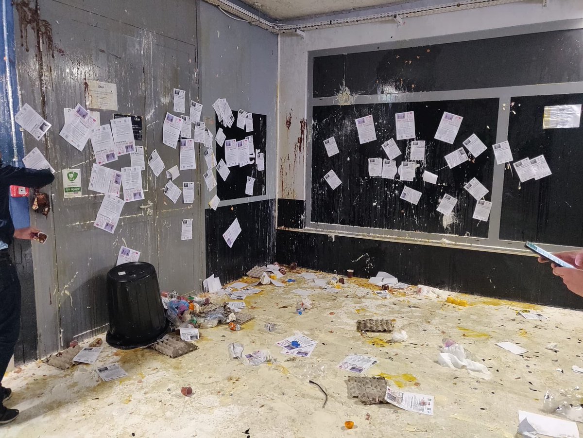 Yaseenaslam381's tweet image. Last night uber drivers in Paris been really busy decorating the outside of Uber’s office with eggs. I wonder what stars 🌟 rating Uber’s staff would have given to the surprise when they walked in today? #uberProtest #gigeconomy @United_PHD @_drivers_united @NYTWA