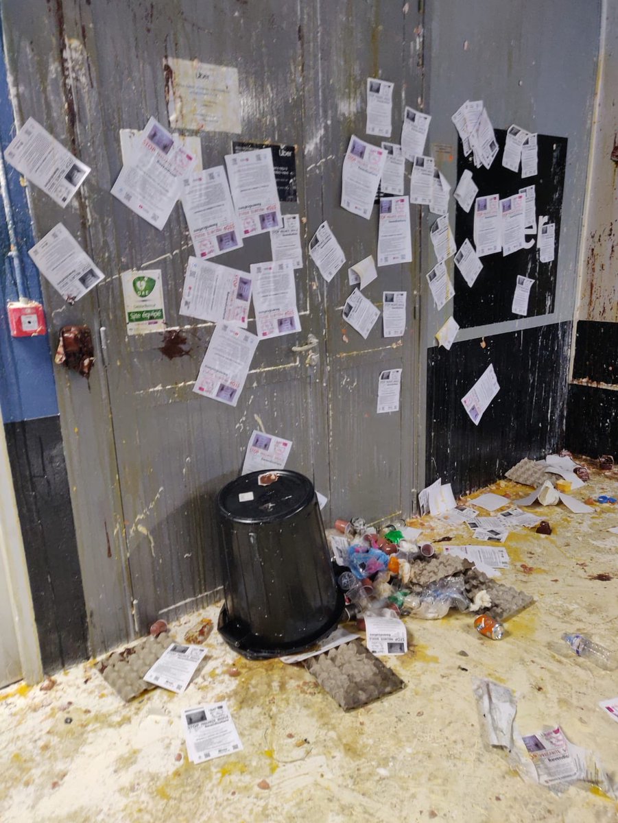 Yaseenaslam381's tweet image. Last night uber drivers in Paris been really busy decorating the outside of Uber’s office with eggs. I wonder what stars 🌟 rating Uber’s staff would have given to the surprise when they walked in today? #uberProtest #gigeconomy @United_PHD @_drivers_united @NYTWA