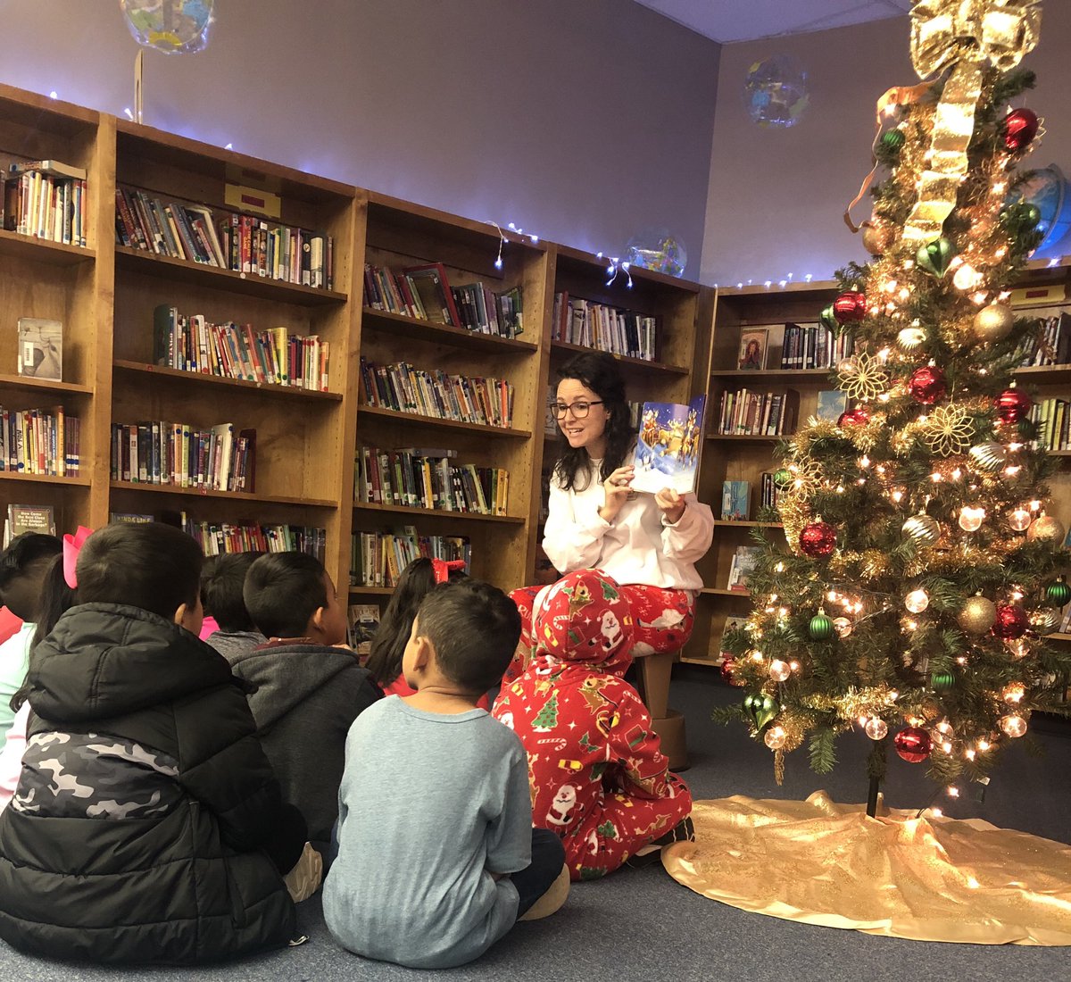 Jssicalazo2's tweet photo. You are amazing @ZundyLibrarian you make Christmas magical in our Zundy library @ZundyElementary #bebold #zundykidsdeserveit https://t.co/SyOi3ulZbC