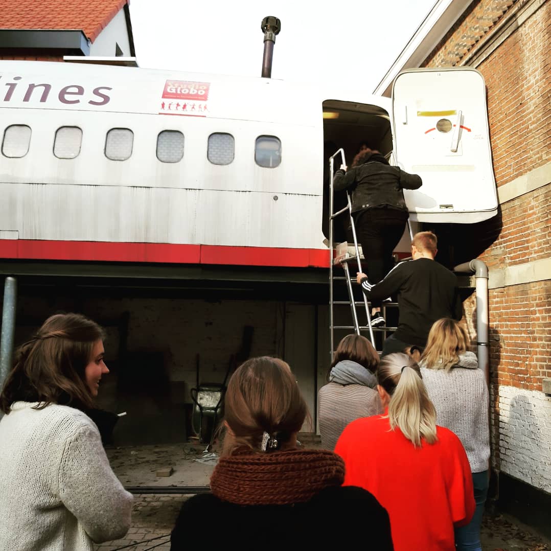 meester_gie's tweet photo. Met het vliegtuig naar Peru @studioglobo! Inleefsessie met derdejaarsstudenten Lerarenopleiding @ThomasMoreBE. Praktijkatelier rond mondiale vorming. #lefv https://t.co/hHRPMPUIMc