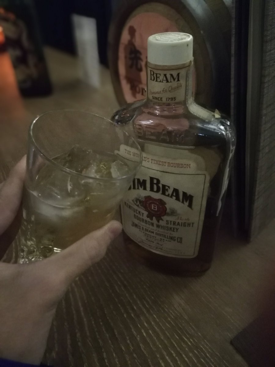 Uzivatel 勇夢 将士 Divrse代表取締役 Na Twitteru 先程プロジェクションマッピング で古いお酒を飲める パブに来てみました こちらにはまだ飲んだことがないウイスキーを他一口呑んだだけで一発で当てる化け物がたまにいらっしゃるらしいですが