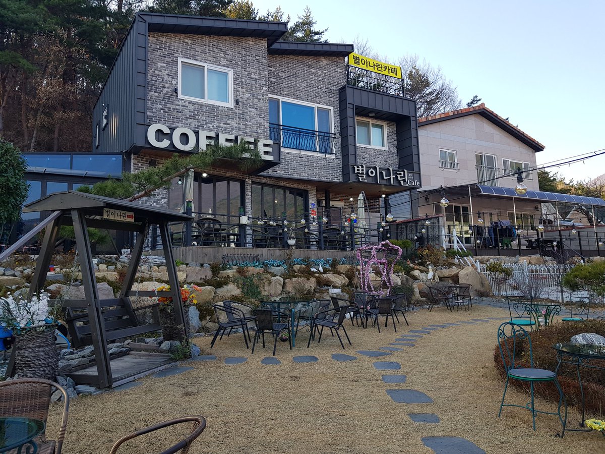 겨울에 따뜻한 커피한잔 마시며 여유를 즐기며 행복한 시간을 보낸다.