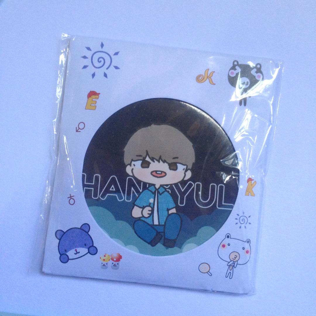 hungyulshi's tweet photo. ---UPDATE 💙💛💚
Finally !! HANDFAN AND HANDMIRROR HAVE ARRIVE ! AREN'T THEY LOOK CUTE ? https://t.co/Z216NTg27S